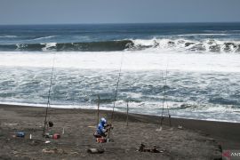 DLH Bantul uji sampel limbah yang dibuang di kawasan Pantai Cangkring