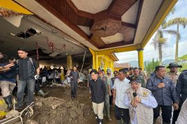 VP Gibran&nbsp;orders faster restoration of flood-damaged access in Solok