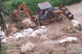 Pemkab Agam turunkan alat berat bersihkan material timbun jalan Kelok 44