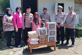 Jumat berkah, Polsek Talamau berikan bantuan sembako ke penyandang disabilitas di Jembatan Panjang