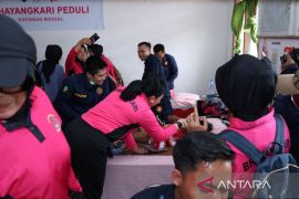 Polda Sumsel salurkan 1.600 paket sembako ke warga pesisir Banyuasin