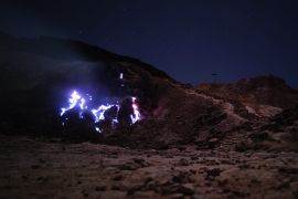 Fakta di balik Blue Fire Papandayan: Badan Geologi ungkap mengapa api biru bisa muncul