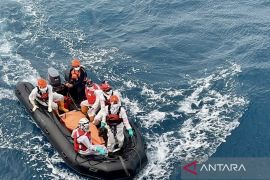 Indonesia deploys 1,000 rescuers as search for ferry victims continues
