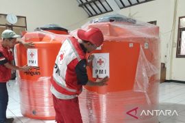 PMI Cianjur mendistribusikan empat toren ke empat desa terdampak kemarau