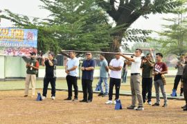 Pemkab Kubar dan TNI rawat tradisi lewat lomba menyumpit