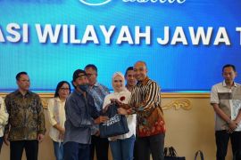 Imigrasi se-Jatim salurkan bantuan kepada 100 warga Blitar