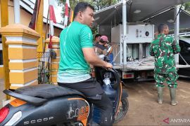 TNI dan PU pasok air bersih masyarakat terdampak banjir bandang Solok