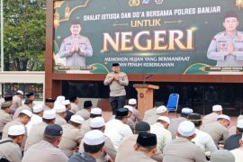 Polres Banjar Shalat Istisqa, sebagian wilayah diguyur hujan sore hari