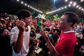 Gubernur Luthfi berbaur dengan ribuan warga nobar timnas