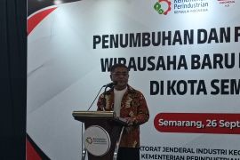 Samuel Wattimena: Desain batik bisa menyesuaikan selera anak muda