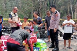 Korban kebakaran di Desa Warukin Tabalong terima bantuan