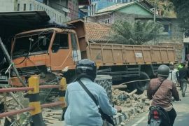 Truk seruduk toko di Gentong Tasikmalaya