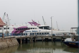 Aktivitas pelayaran di pelabuhan Tanjungpandan normal di tengah kabut asap