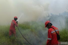 Manggala Agni padamkan karhutla di Karya Jaya Palembang