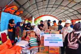 Sehari Pascagalodo, YBM PLN Salurkan Bantuan untuk Warga Terdampak di Kabupaten Solok