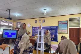 Dosen UNP dampingi guru IPA SMP Sijunjung melalui Program FUNSCIENCE for Conceptual Change