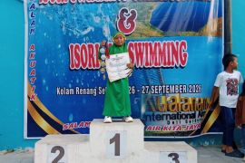 Siswi SD Ash-Sholihah Nadira sabet tiga emas dan dua perak kejuaraan Isori Fun Swimming