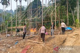 Jambi police destroy equipment at illegal gold mine