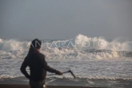 BMKG imbau wisatawan waspadai gelombang tinggi pantai selatan DIY