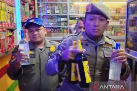 Satpol PP Cianjur menyita ratusan miras dalam razia