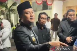Bupati Gowa jadi tersangka, Gubernur Sulsel tunggu surat resmi polisi