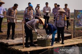 Polda Metro Jaya panen 10 ton ikan di Muara Gembong Bekasi dukung pasokan SPPG