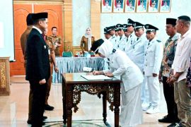 Sebanyak 35 Penjabat Kades dilantik, Wabup Sarolangun minta jaga kondusivitas Pilkades