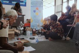 Unsoed dampingi warga Sokanegara olah minyak jelantah jadi biodiesel