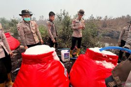 Polda Sumsel-SLOG Polri padamkan karhutla di OKI pakai drone
