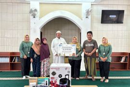 Pegadaian Kanwil IX Jakarta 2 serahkan bantuan untuk masjid di Jakarta dan Banten