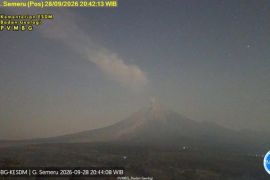 Gunung Semeru erupsi 6 kali selama tiga jam dengan letusan hingga 900 meter