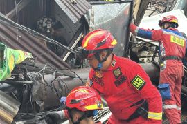 Tim gabungan menangani reklame roboh timpa tiga bangunan di Bandung