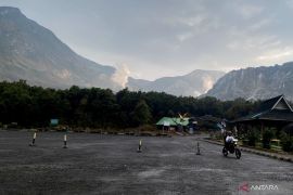 Imbas fenomena Blue Fire, Jalur pendakian Gunung Papandayan Garut ditutup untuk umum