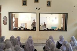 Polres Garut mengedukasi pelajar tertib lalu lintas dan bahaya narkoba
