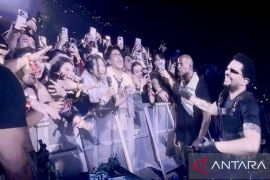 The Weeknd ajak penonton bernyanyi "Out of Time" di Konser hari kedua JIS