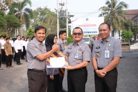 Kanwil Kemenkum Babel serahkan sertifikat pegawai teladan