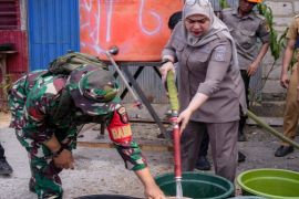 Wali Kota Lisa distribusikan lima tangki air bersih respon aduan warga