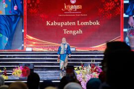 Dekranasda Lombok Tengah mempromosikan kain tenun di Kriyanusa Jakarta