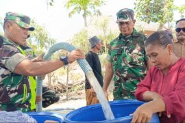Kodim 1615/Lombok Timur menyalurkan air bersih warga Jerowaru