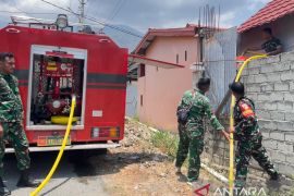 Kodam XXIII/Palaka Wira distribusikan air bersih bagi warga Palu