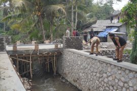 Kabupaten Garut membangun jembatan untuk akses jalur pertanian