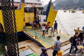 Layanan transportasi laut hingga ke pulau terluar Indonesia