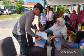 Polda Kepri salurkan 500 paket sembako untuk warga Natuna