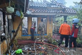 Polres Cianjur mengamankan perempuan terkait kebakaran dua rumah