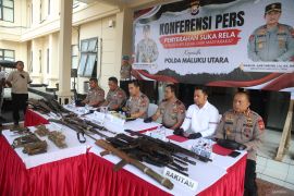 Polda Malut terima 32 senjata api ilegal  dan ratusan amunisi wujud kesadaran Kamtibmas