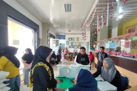 Pemkot Solok serahkan bantuan pangan beras tahap dua ke 7.819 keluarga