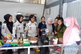 Lapas Perempuan Palembang bekali warga binaan usaha roti