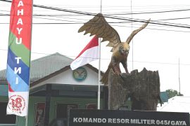 Kodim 0414/Belitung kibarkan bendera setengah tiang kenang peristiwa kelam G30S/PKI