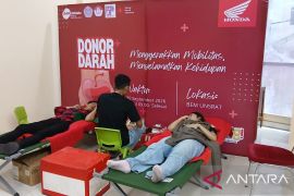 BEM Unsrat dan FJPI bantu PMI penuhi stok darah