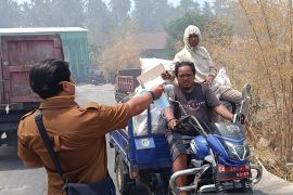 Dinkes Manado bagikan masker warga terdampak kebakaran TPA Sumompo